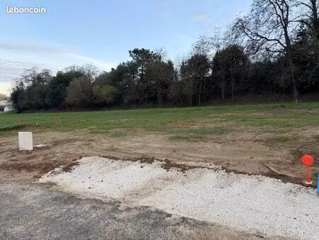 terrain 800 m² bourg