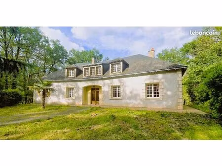 grande propriété dans son parc arboré à 45 minutes de tours