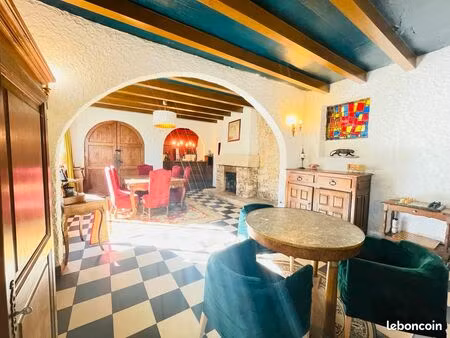 très belle propriété de 250m² sur un terrain de 3 500m²+dépendances