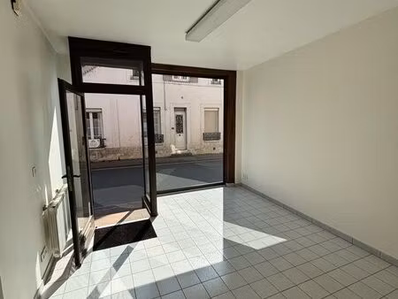 local commercial 24 m2 avec vitrine en centre ville