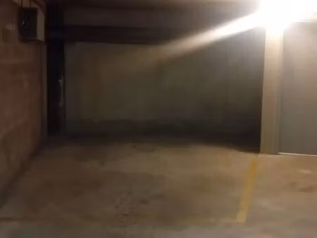 grande place de parking sous terrain 12