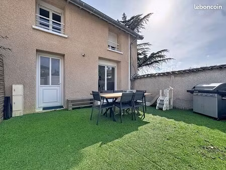 maison de ville rénovée – craponne centre – 2 chambres – extérieur + stationnements