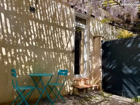 joli studio meublé+ terrasse