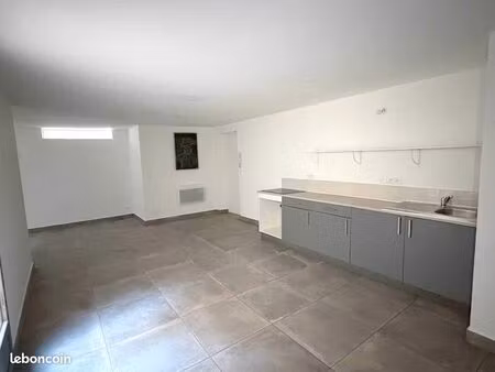 t2 centre ville avec cour privative