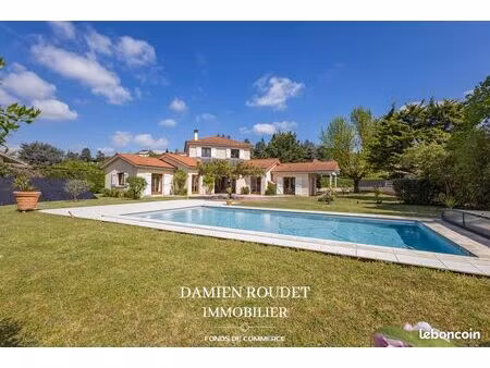 villa 10 pièces 240 m²