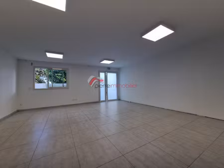 local 38 m2 avec parking