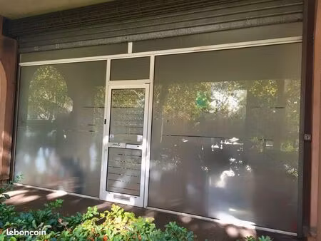 local commercial 44 m² – grande vitrine – forte visibilité – canal du midi