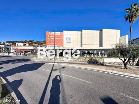 local commercial 1 900 m²