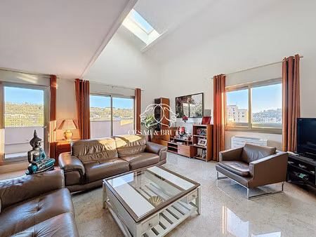 duplex de 136m2 en dernier étage face à la saône