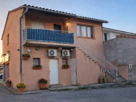 immeuble de 160m2 appartement t3 + local commercial + 5 plac