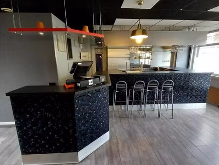 immeuble de caractère construit en 1948 sur un terrain de 905 m² disposant d'un appartemen