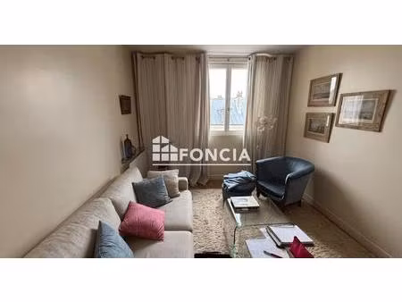 2 lots a vendre  immeuble ancien sans ascenceur  rue des reservoirs  pour investisseurs