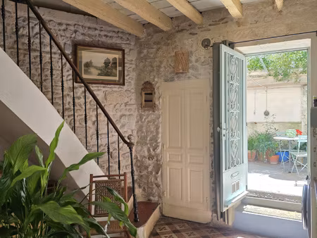 maison entièrement rénovée avec cour  centre-ville d'arles