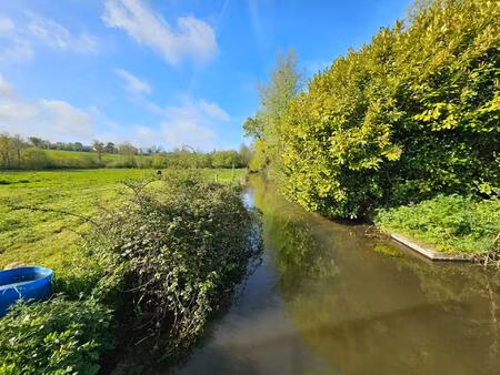 maison à rénover entièrement dans un cadre idyllique avec rivière