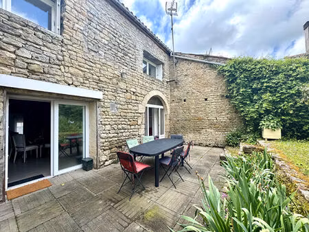 muron  jolie maison de ville   4 chambres dont 2 avec salle d'eau  jardin intimiste