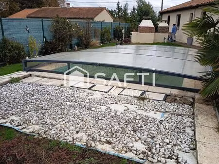 piscine et tour au niveau de la salle manger