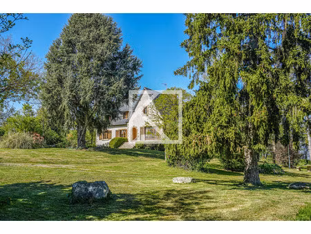 belle traditionnelle au fort potentiel sur un grand terrain exce