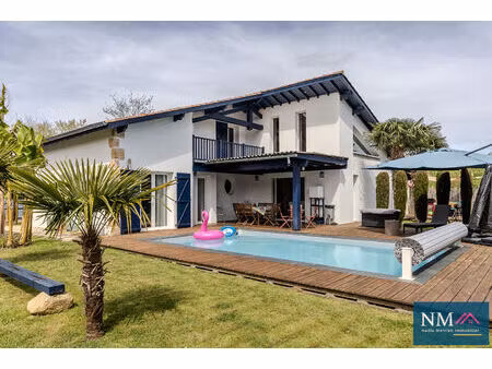 urcuit   maison familiale de 200 m² au calme  avec piscine et jardin clos de 1 300 m²