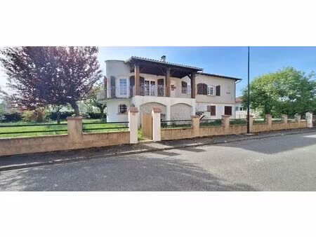 maison de village avec jardin et grand garage