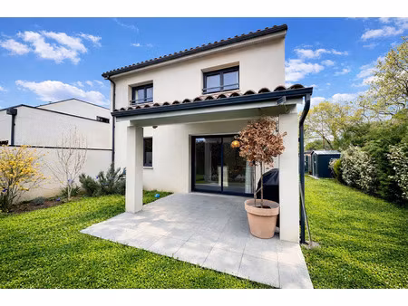 maison récente avec jardin et garage