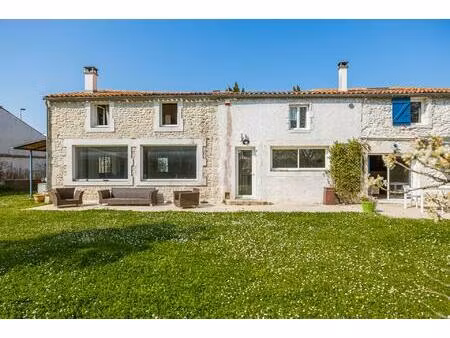 propriété de caractère entre jardin secret et piscine