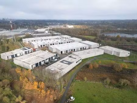 bâtiment professionnel flambant neuf près de l’e40