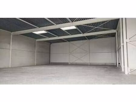 bâtiment pme à un emplacement de choix