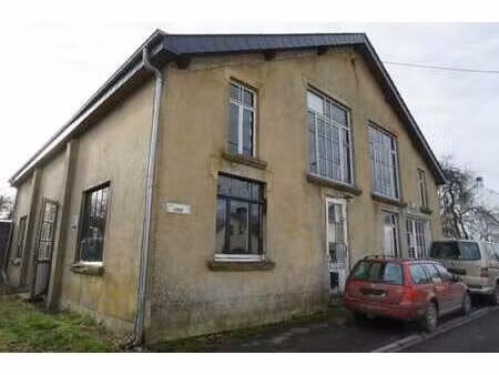 un bâtiment de style industriel avec beau potentiel