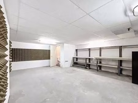 quartier européen – atelier de 42 m² + 2 parkings intérieurs