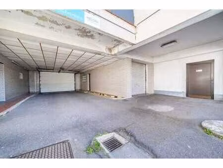 garage couvert et fermé