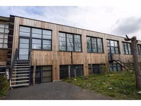 maison de style loft aux finitions soignées avec jardin