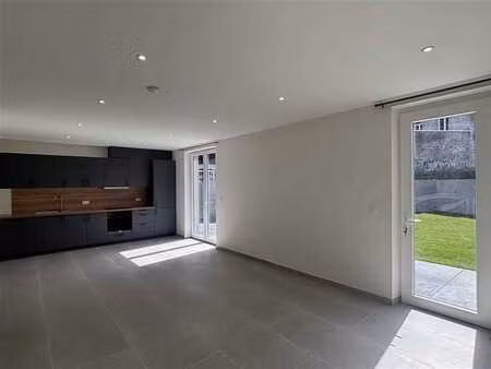 très belle habitation mitoyenne rénovée avec jardin