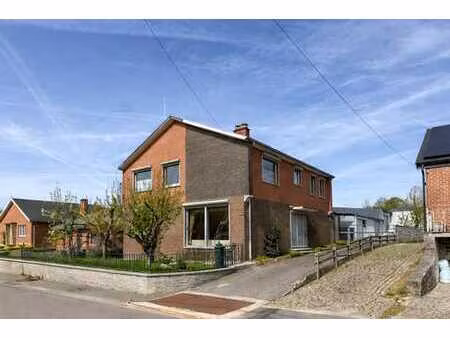 venez visiter cette superbe villa avec entrepôts à velaine !