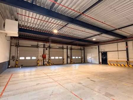 espace logistique avec quais de chargement