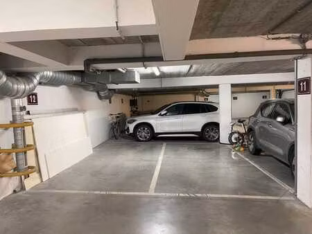 une grande place de parking souterrain (à côté de l'ue)