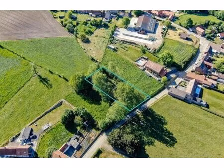 terrain en zone d'habitat dans un cadre verdoyant