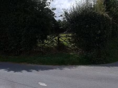 terrain de 3700metre bien situé tout près de la mer