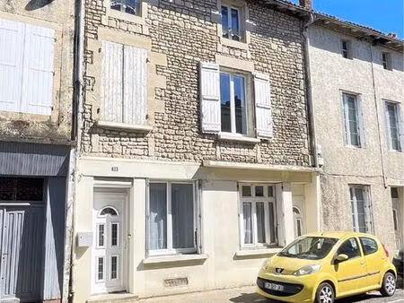 maison de ville 120 m2 à louer chef-boutonne