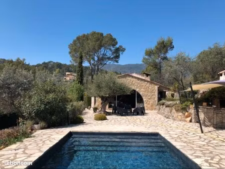 location propriété de standing avec piscine  4 chambres à seillans
