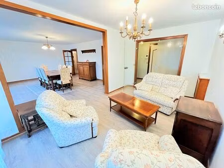 a louer charmant appartement  très soigné et lumineux  situé en centre-ville   résidence