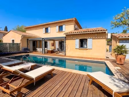 vente belle villa de 5 pièces située aux arcs commerces à pied