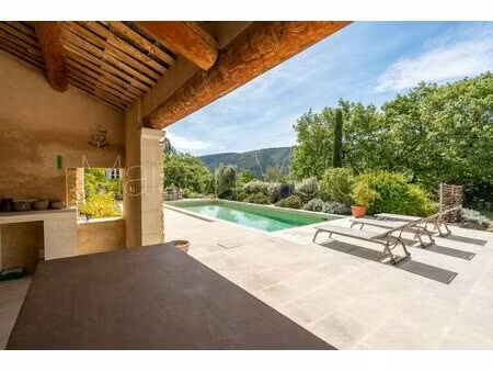 belle propriété de lacoste avec vue et piscine.