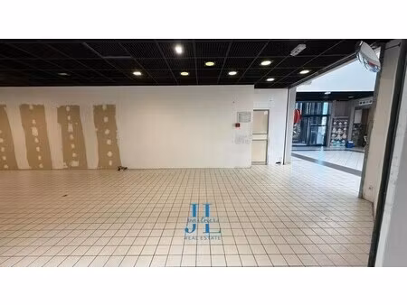 location commerce 56 m²