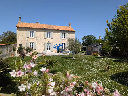 maison charentaise courcon 278 m² habitable jardin
