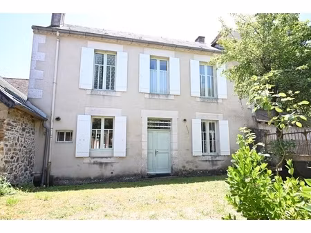 maison en pierre avec garage située dans le village de sarrazac