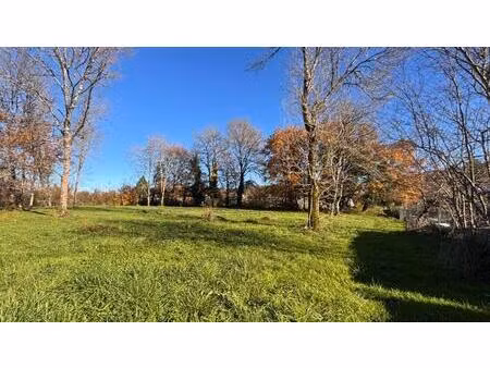terrain constructible de 2 215m² à chancelade