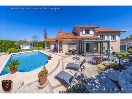 maison traditionnelle avec vue  piscine et annexes