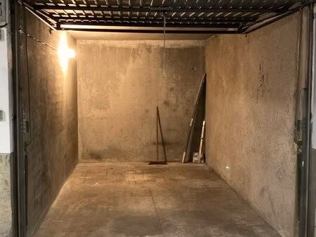 box ferme - à proximité du tram à jean xxiii- 12 2m2