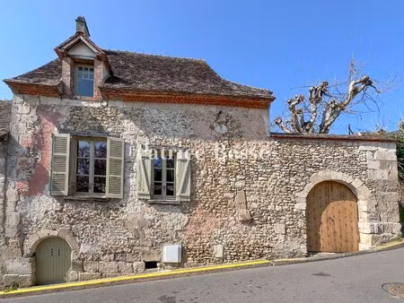 à 1 h 15 de l'ouest de paris  entre chartres et rambouillet  une maison de village du 17e.