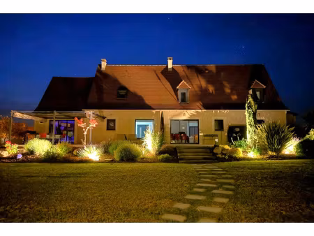 dans un beau village en situation dominante  maison contempo